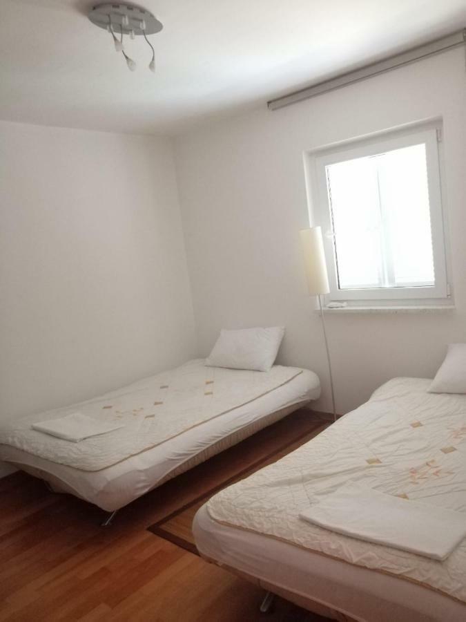 Apartmani Gaj Малинска Экстерьер фото